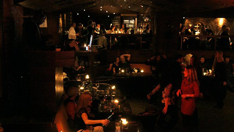 Die Tische sind unten um die Bühne verteilt und auf der Galerie darüber. 400 bis 500 Menschen können im Night Club Platz finden. Die Tische sind unten um die Bühne verteilt und auf der Galerie darüber. 400 bis 500 Menschen können im Night Club Platz finden.