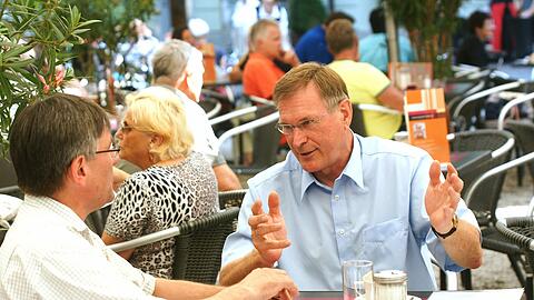 Johannes Singhammer (rechts) im Gespräch mit AZ-Redakteur Willi Bock.