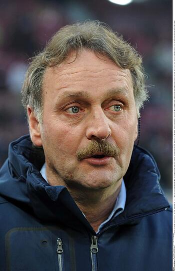 Peter Neururer, ehemaliger Trainer und Spieler:
&bdquo;Es kann oft ein Problem werden, wenn zwei herausragende Mannschaften gegeneinander spielen: Das Spiel könnte unter Umständen darunter leiden, wenn sich die Teams mit ihren Stärken egalisieren. Ich sehe Bayern in der Favoritenrolle.&ldquo;