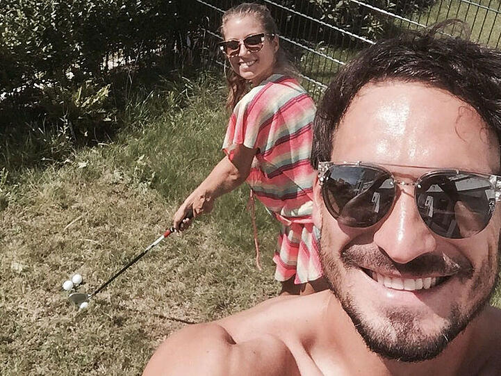 Sie genießen den Sommer im Garten: Cathy und Mats Hummels