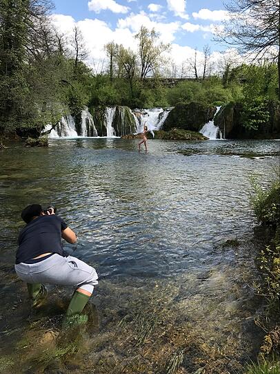 Brrr! Für das perfekte Foto stürzt sich Katharina ins eiskalte Wasser. Fotograf Tuan fängt den besonderen Moment mit seiner Kamera ein.