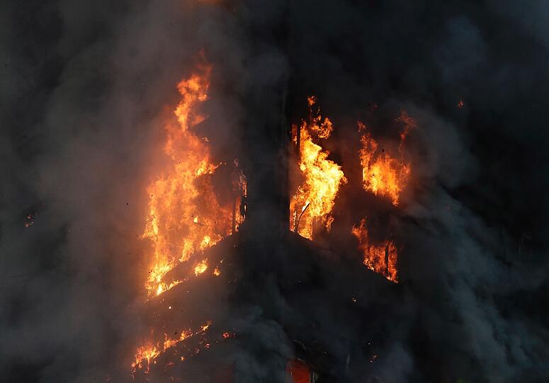 Das Hochhaus brennt vom 2. bis zum 27. Stock, Menschen wurden von den Flammen eingeschlossen - Bilder vom Inferno im Londoner Stadtbezirk Royal Borough of Kensington and Chelsea