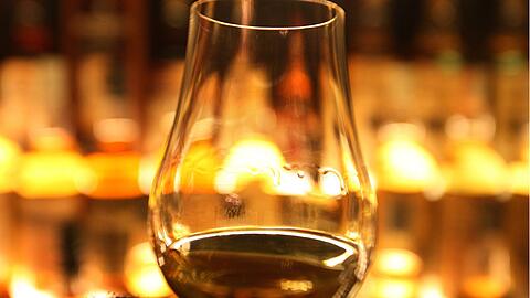 Ein Glas Whisky wird in Edinburg (Schottland, Großbritannien) gezeigt. (Symbolbild)