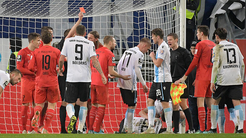 Ingolstadts Maximilian Beister sah nach einem Foul an Aaron Berzel die Rote Karte.