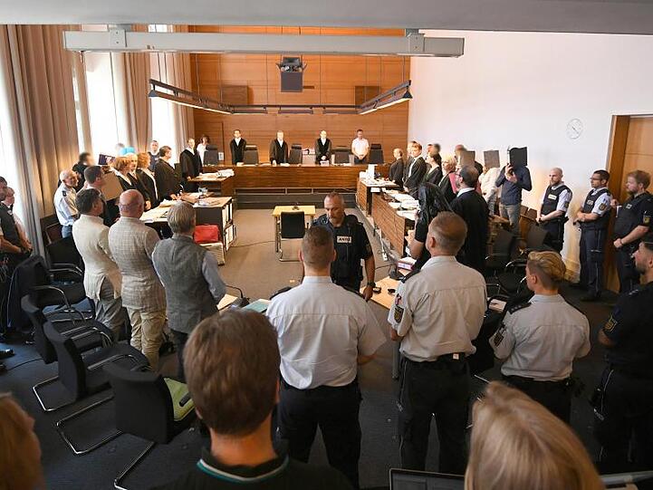Insgesamt elf Männer müssen sich vor Gericht verantworten.