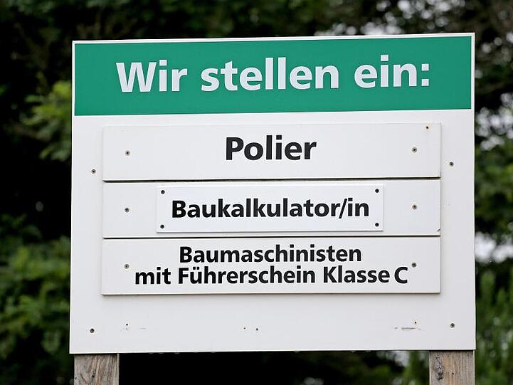 Ein Schild mit Stellenangeboten in Sachsen.