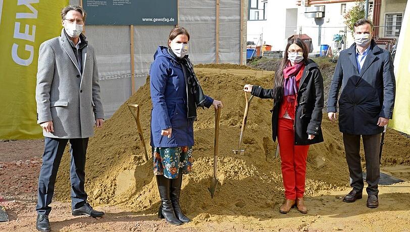 Dr. Klaus-Michael Dengler (Gewofag), Verena Dietl, Prof. Elisabeth Merk und Dr. Alexander Dietrich (von links) beim Spatenstich.