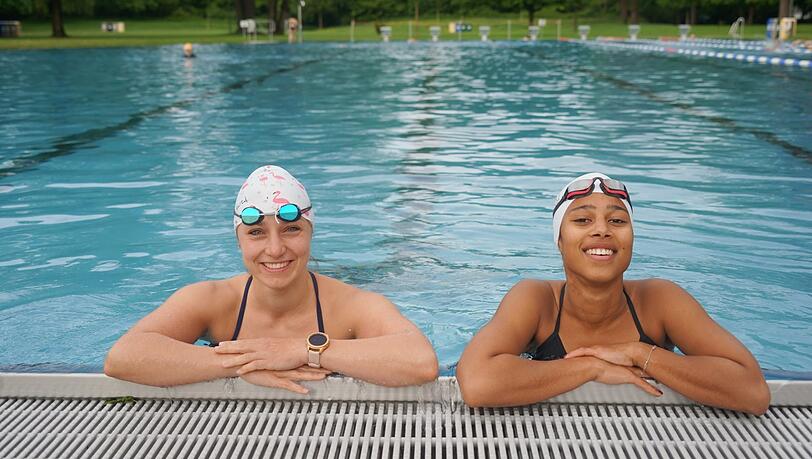 Endlich wieder Schwimm-Kilometer abreißen: Karin Bartel (32, l.) und Lina Ouloguem (21) im Schyrenbad. Endlich wieder Schwimm-Kilometer abreißen: Karin Bartel (32, l.) und Lina Ouloguem (21) im Schyrenbad.