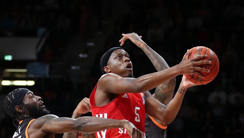 Attacke in der Euroleague: Bayerns Basketballer um Neuzugang Cassius Winston (in rot), hier beim Spiel gegen Ulm.