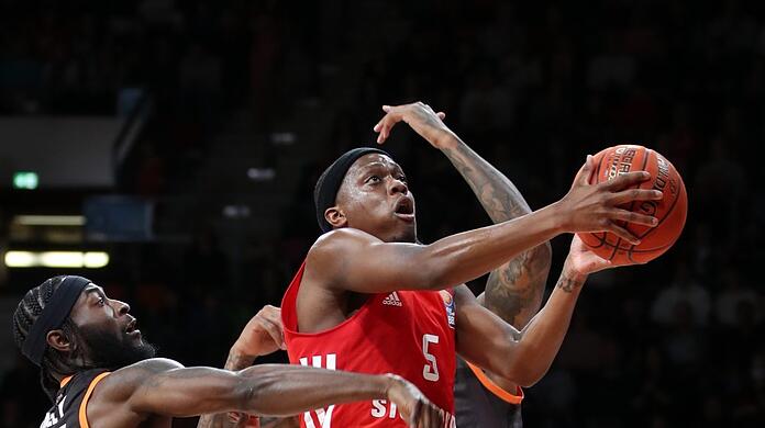 Attacke in der Euroleague: Bayerns Basketballer um Neuzugang Cassius Winston (in rot), hier beim Spiel gegen Ulm.