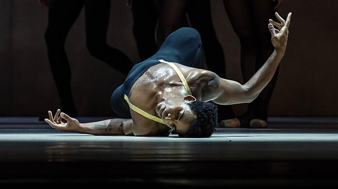 "Hamlet", eindringlich verkörpert von Osiel Gouneo, gleitet am Ende tot zu Boden.