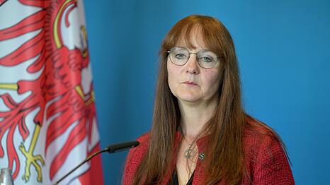 Die SPD-Politikerin Katrin Lange gibt nach tagelangem Streit um die Entlassung des Verfassungsschutzchefs in Brandenburg ihr Amt als Innenministerin auf.