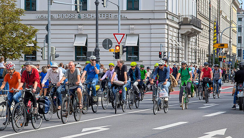 Mehrere Hundert Menschen beteiligten sich am Samstag an den Radldemos gegen die IAA in der Stadt.