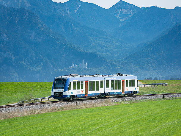 Ein Zug der BRB fährt durch Bayern - man kann viele schöne Orte entdecken. Ein Zug der BRB fährt durch Bayern - man kann viele schöne Orte entdecken.