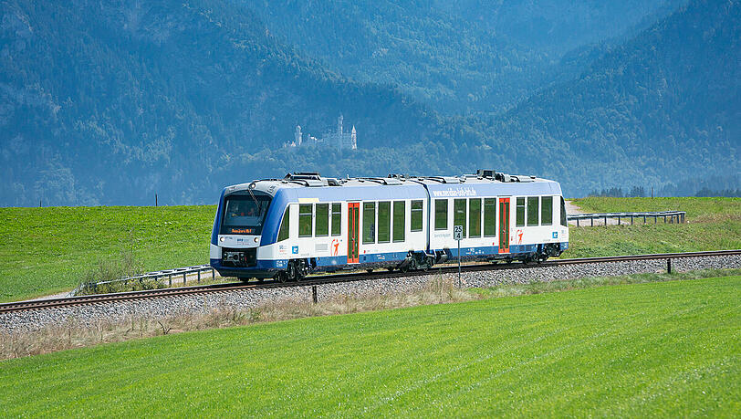 Ein Zug der BRB fährt durch Bayern - man kann viele schöne Orte entdecken. Ein Zug der BRB fährt durch Bayern - man kann viele schöne Orte entdecken.