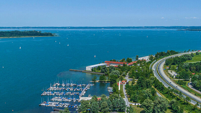 Das südwestliche Ufer des Chiemsees und der Medicalpark in Bernau. Das südwestliche Ufer des Chiemsees und der Medicalpark in Bernau.