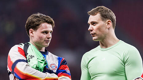 Bayerns Nummer eins und dessen Nachfolger: Manuel Neuer (r.) und Jonas Urbig.
