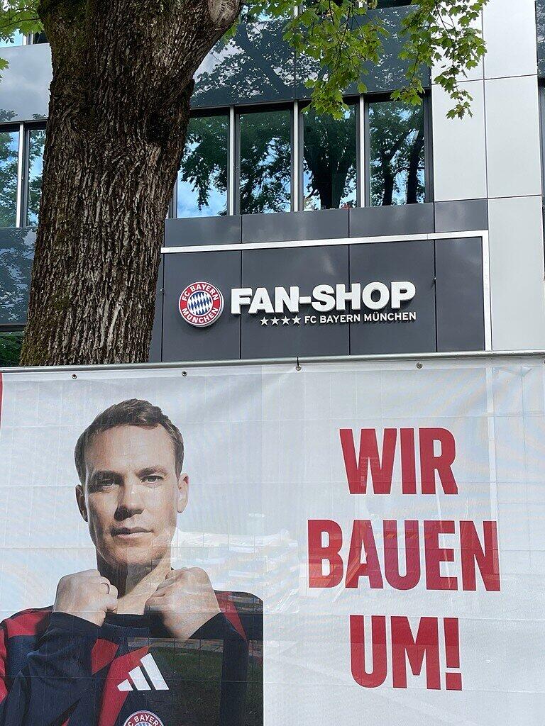 Manuel Neuer lässt auch hier niemanden rein: der FC Bayern Fan-Shop in der Säbener Strße ist aktuell geschlossen. Manuel Neuer lässt auch hier niemanden rein: der FC Bayern Fan-Shop in der Säbener Strße ist aktuell geschlossen.