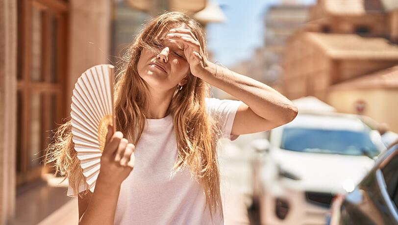 Laut DAK-Studie sind Frauen und Stadtbewohner statistisch häufiger von gesundheitlichen Beschwerden durch Hitze betroffen. Laut DAK-Studie sind Frauen und Stadtbewohner statistisch häufiger von gesundheitlichen Beschwerden durch Hitze betroffen.
