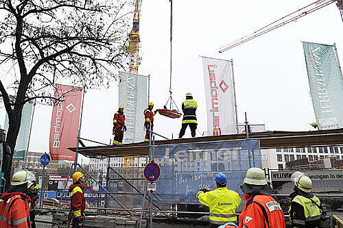 Mit einem Baustellenkran wurde der verletzte Arbeiter geborgen