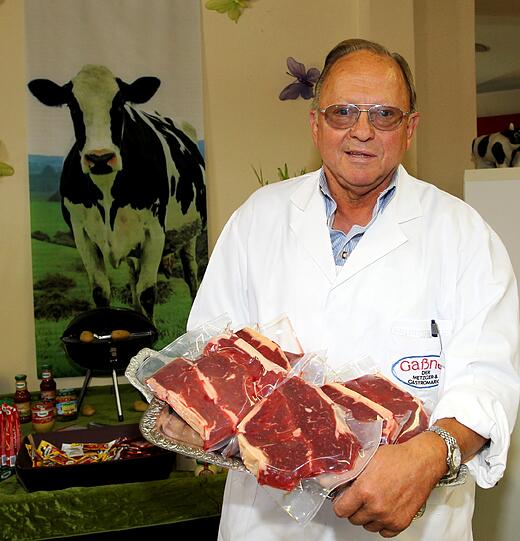 Ein Metzger und sein Fleisch: Die linken Steaks hat Bernie Gaßner (Foto) "Lady-Steaks" getauft - die Portion ist auch für eine Dame zu schaffen.