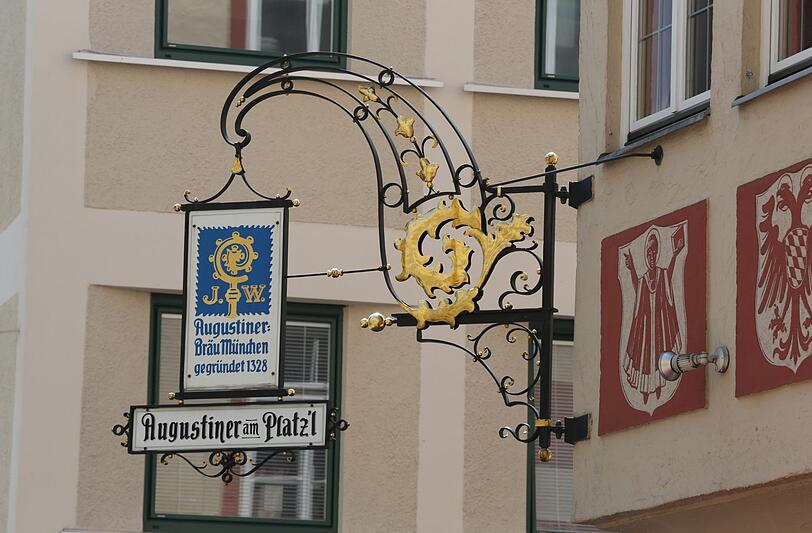 Das Wappen wird im Schild aufgenommen: am Augustiner am Platzl.
