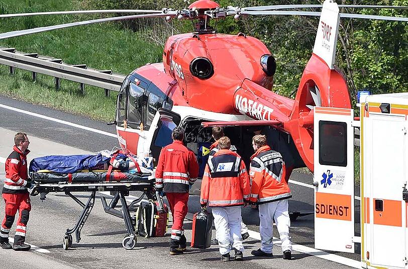 Schwerer Auffahrunfall auf der A99 bei Unterföhring. Der Unfallverursacher musste von der Feuerwehr aus seinem Fahrzeug geborgen werden.