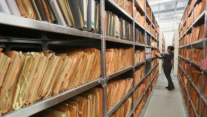 Eine Mitarbeiterin des Stasi-Museums steht im Stasi-Archiv zwischen Regalen mit bisher nicht erfassten Unterlagen (Archivbild). Foto: Stephanie Pilick Eine Mitarbeiterin des Stasi-Museums steht im Stasi-Archiv zwischen Regalen mit bisher nicht erfassten Unterlagen (Archivbild). Foto: Stephanie Pilick