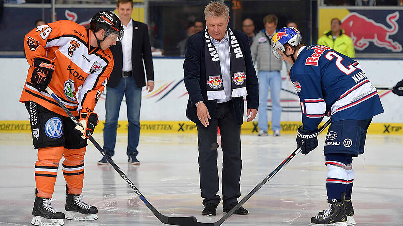 OB Dieter Reiter mit EHC-Star Dominik Kahun (rechts) beim Eröffnungsbully in der Finalserie 2016.