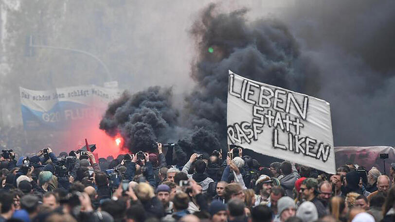 Blick auf Teilnehmer der "Revolutionären 1. Mai-Demonstration".