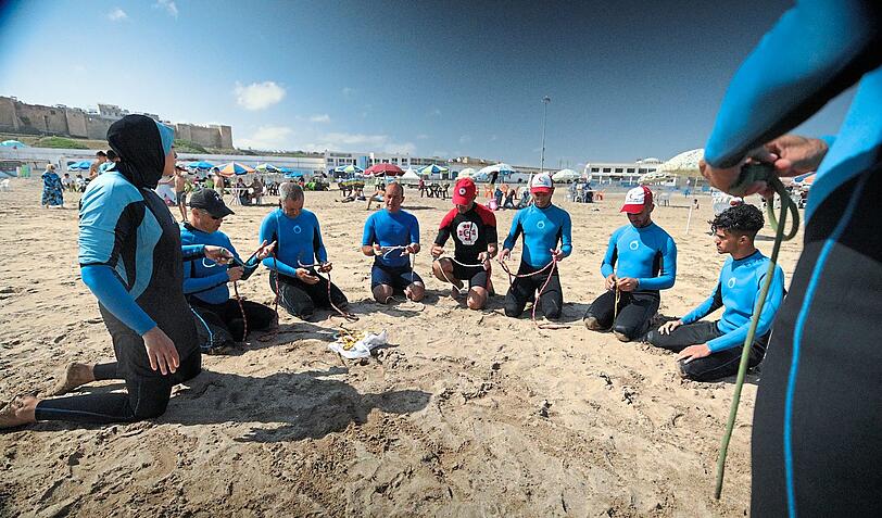 Am Strand der marokkanischen Hauptstadt Rabat lernen die freiwilligen Retter, wie man Knoten bindet. Diese sichern Ausrüstung, Ertrinkende &ndash; und natürlich die Teilnehmer selbst.