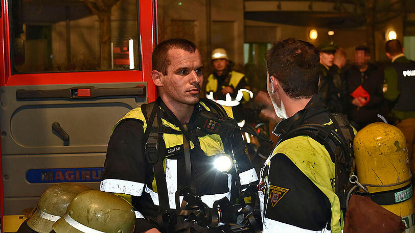 In der Paul-Heyse-Straße werden bei einem Wohnungsbrand zwei Menschen verletzt.