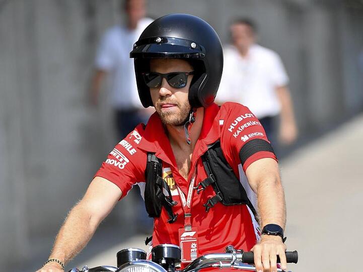 Nutzt die Formel-1-Pause zum Basteln am Motorrad: Ferrari-Pilot Sebastian Vettel.