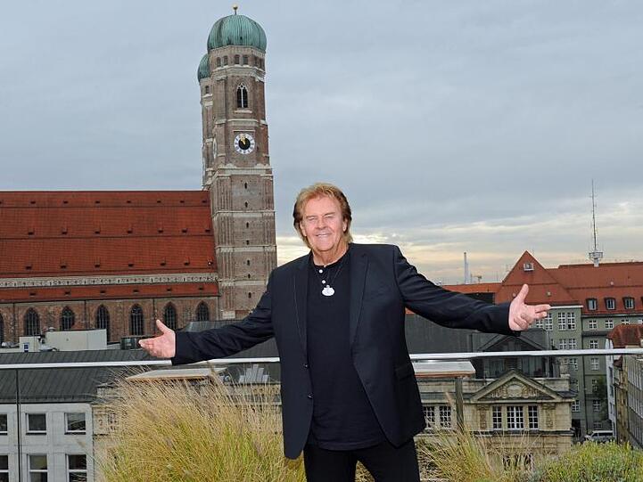 Howard Carpendale lächelt während eines Fototermins bei der Vorstellung seines neuen Albums "Symphonie meines Lebens". Foto: Ursula Düren/dpa