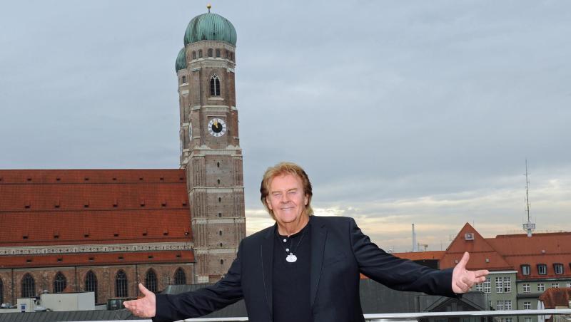 Howard Carpendale lächelt während eines Fototermins bei der Vorstellung seines neuen Albums "Symphonie meines Lebens". Foto: Ursula Düren/dpa Howard Carpendale lächelt während eines Fototermins bei der Vorstellung seines neuen Albums "Symphonie meines Lebens". Foto: Ursula Düren/dpa