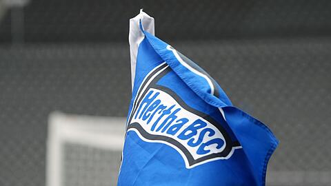 Die Eckfahne mit dem Logo des Vereins Hertha BSC.