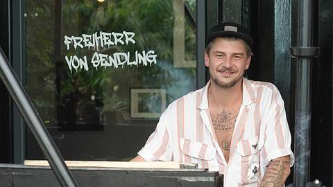 Der Freiherr von Sendling heißt mit richtigem Namen Martin Leitner. Er betreibt den wohl kleinsten Friseursalon der Stadt.