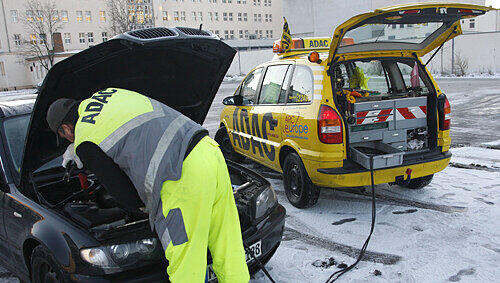 Starthilfe vom Gelben Engel: Bei 35 Prozent der Januar-Einsätze machte die Batterie schlapp – dank ADAC ging’s aber fast immer weiter. Starthilfe vom Gelben Engel: Bei 35 Prozent der Januar-Einsätze machte die Batterie schlapp – dank ADAC ging’s aber fast immer weiter.