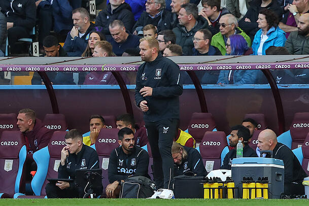 Nach der Entlassung von Steven Gerrard betreute Aaron Danks zwei Spiele in der Premier League als Interims-Cheftrainer.