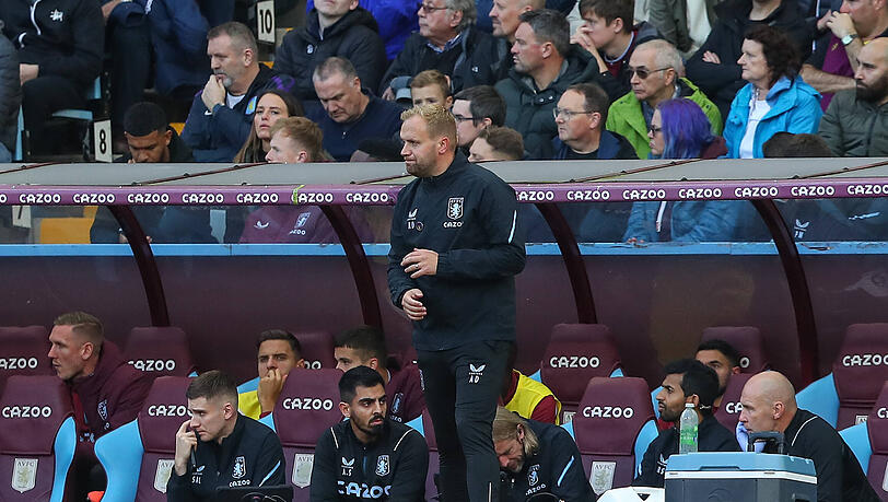 Nach der Entlassung von Steven Gerrard betreute Aaron Danks zwei Spiele in der Premier League als Interims-Cheftrainer. Nach der Entlassung von Steven Gerrard betreute Aaron Danks zwei Spiele in der Premier League als Interims-Cheftrainer.