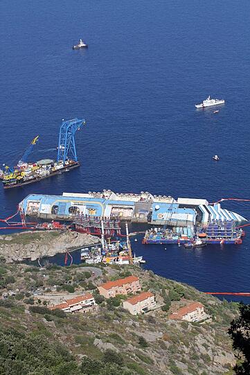 Der Bergungseinsatz am havarierten 
Kreuzfahrtschiff &bdquo;Costa Concordia&ldquo; hat sich am Montag deutlich 
verzögert. Die Aufrichtung des Schiffs vor der italienischen Insel 
Giglio werde voraussichtlich erst am Dienstag im Morgengrauen 
abgeschlossen sein. Die Bilder!