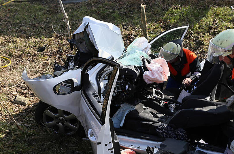 Bilder vom Unfall in Wald bei Altötting. Eine junge Fahranfängerin ist von der Fahrbahn abgekommen und gegen einen Baum geprallt.