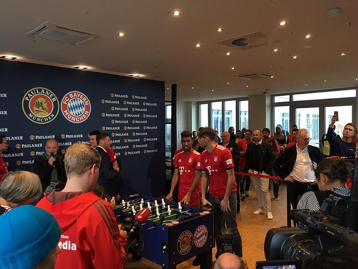 Auge in Auge mit den Bayern-Stars: Sechs glückliche Fans durften sich am Mittwoch im Kicker-Duell mit Sandro Wagner, Kingsley Coman und Javi Martinez beweisen.