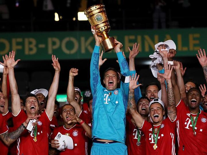Bayern-Keeper Manuel Neuer feiert den erneuten Doppelsieg von Meisterschaft und Pokal.