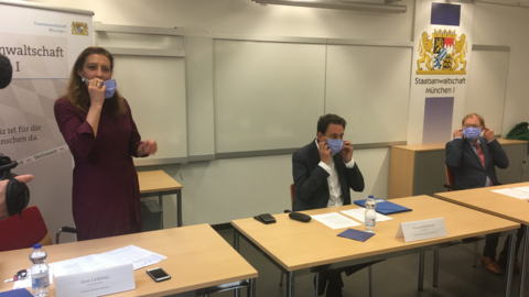 Pressesprecherin Anne Leiding, Justizminister Georg Eisenreich und Behördenchef Hans Kornprobst nehmen ihre Masken ab.