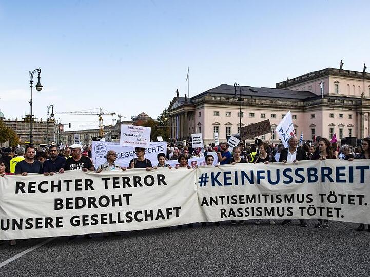 Menschen stehen bei der "Unteilbar"-Demonstration gegen Antisemitismus mit einem Transparent auf dem Bebelplatz in Berlin.