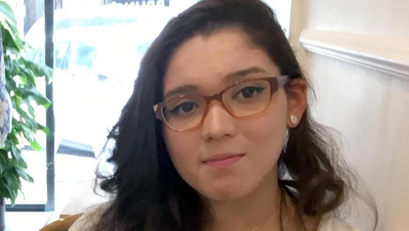 Estefania aus Venezuela sitzt in einer venezuelanischen Bäckerei in Madrid. Die junge Frau ist vor den Zuständen in ihrer Heimat geflohen. Estefania aus Venezuela sitzt in einer venezuelanischen Bäckerei in Madrid. Die junge Frau ist vor den Zuständen in ihrer Heimat geflohen.