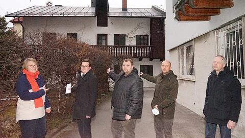 Erzürnte Stadtviertelpolitiker (v.l.): Alexandra Nürnberger, Fabian Ewald, Alexander Friedrich, Julian Ziegelmaier und Manuel Weiß vor dem Mahlerhaus in Berg am Laim.
