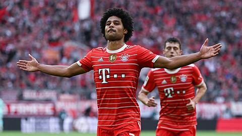 Serge Gnabry von München jubelt über sein Tor.