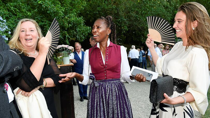 Julie von Schönburg Glauchau, Ifeoma (Ifie) Dike und Selina